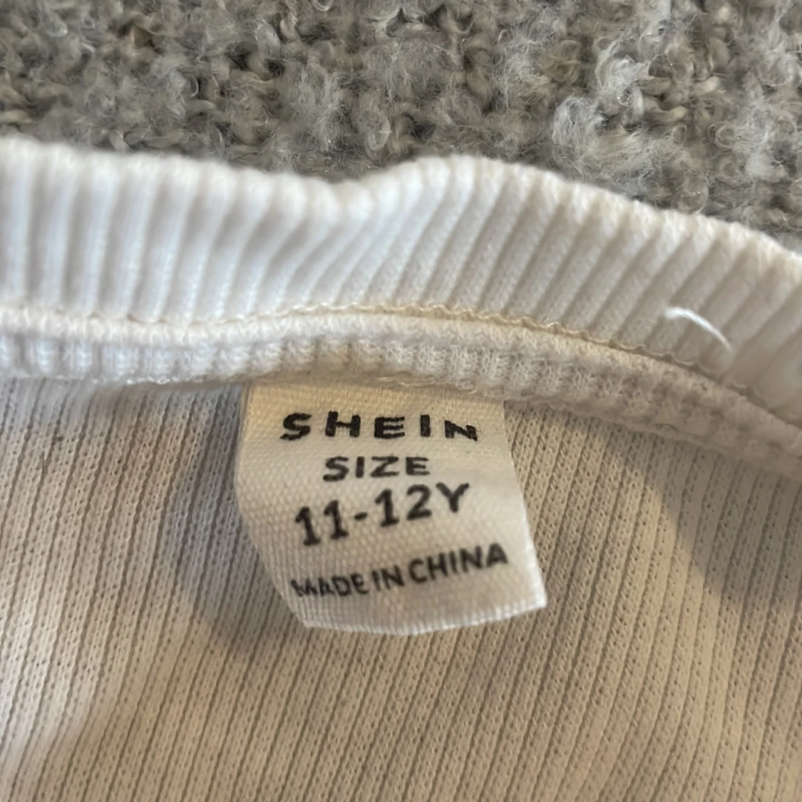 Vit ribbad topp med volangärmar från SHEIN - 2