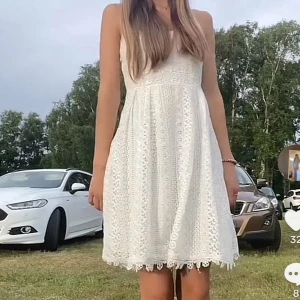 Vit spetsklänning med v-ringning - Superfin vit klänning med v-ringning och spetsdetaljer. Klänningen är ärmlös och har en feminin passform med markerad midja och lätt utställd kjol. Perfekt för sommarens tillfällen eller studentfirande. Har även en dragkedja till sidan av klänningen. Skriv vid frågor😊