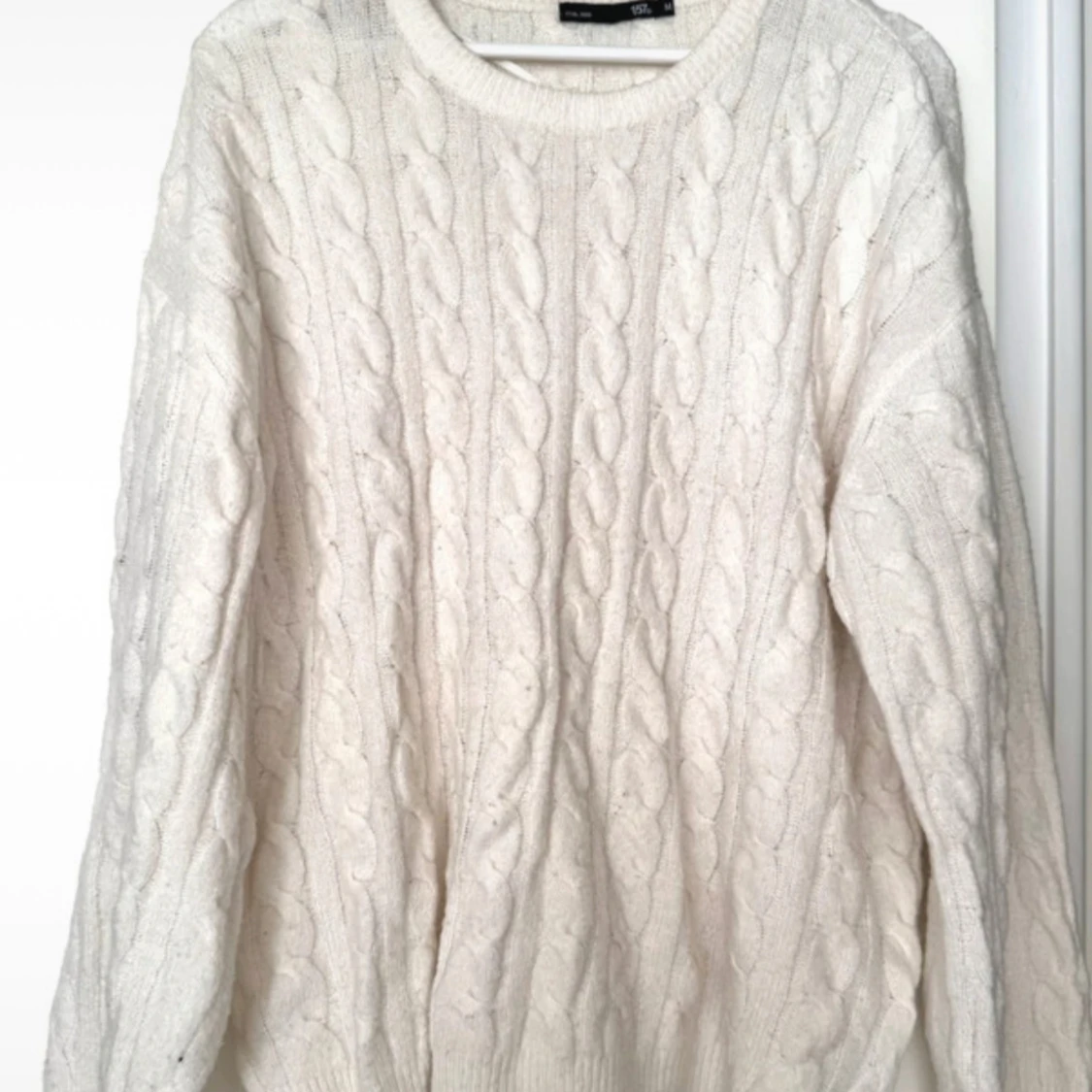 Vit kabelstickad tröja från 157
