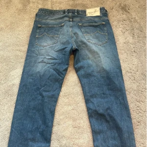Blå jeans från Jacob Cohen - Säljer ett par feta jeans från Jacob Cohen. Passar bäst från 175-185 cm. Storlek 32. Nypris 5000+.