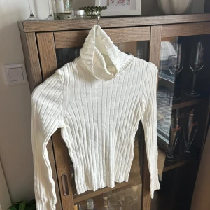 Polotröja från H&M - Säljer en fin polotröja från H&M som knappt har använts! Ganska tunn i materialet✨