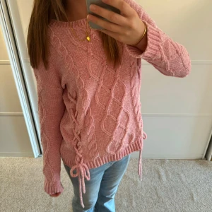 Rosa stickad tröja med knytning - Unik tröja med knytning💖 har fåtal maskar som inte syns mycket alls pågrund av mönstret💕 Köo gärna genom köp nu🥰