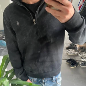 Polo Ralph lauren half zip  - Skön half zip i färgen svart i storlek S, använt väldigt få tillfällen. Inga defekter, pris kan diskuteras vid snabb affär. Skriv för frågor och funderingar 