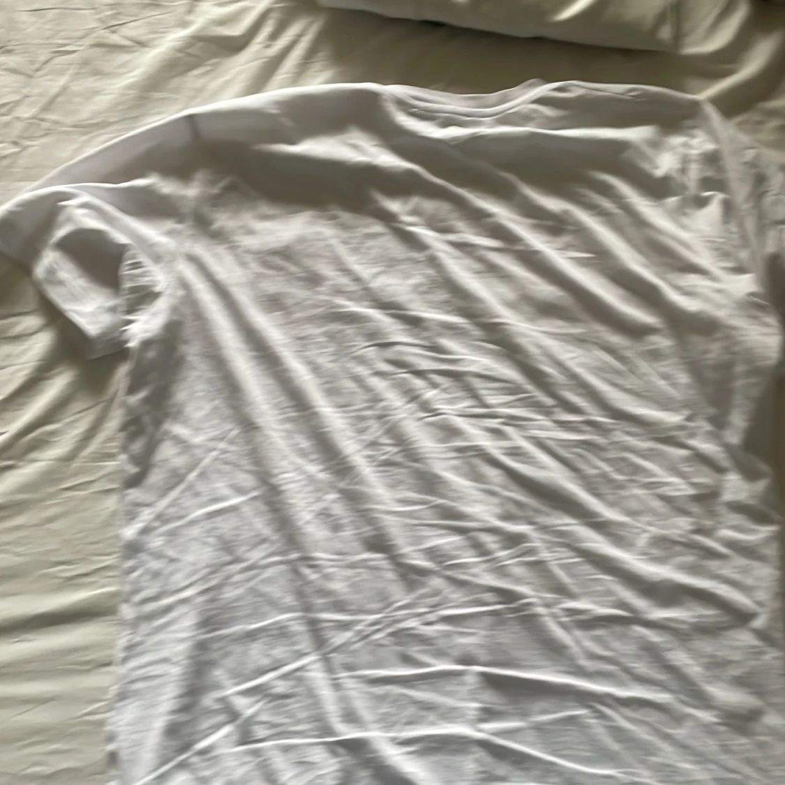 Vit t-shirt med röd lönnlövstryck - 1