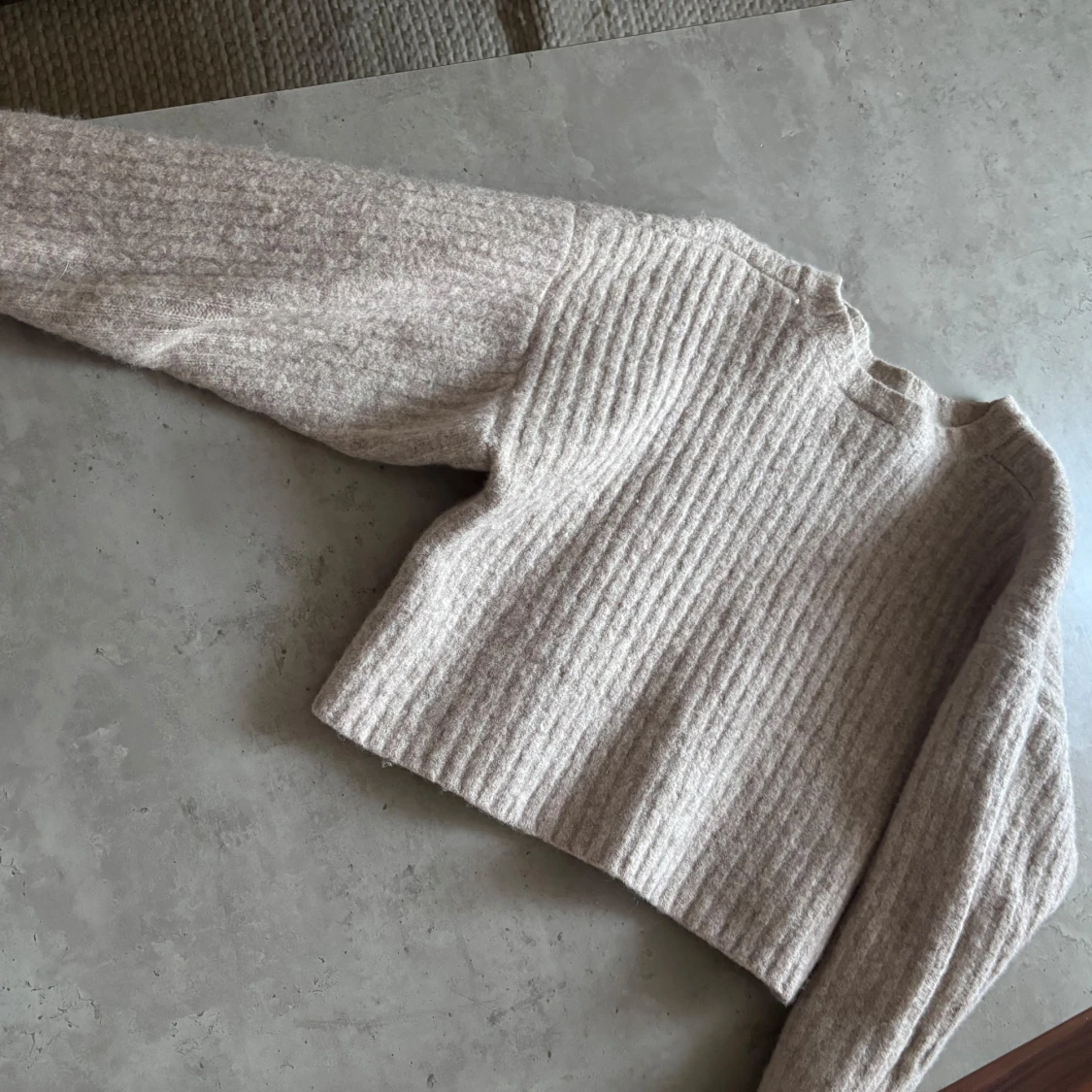 Beige croppad stickad tröja från Weekday