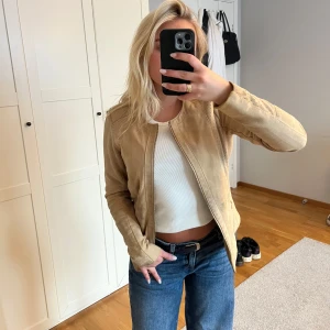 Beige mockajacka - Beige jacka i mockaimitation, köpt secondhand och har lite fläckar. Men inget som direkt syns när jackan bärs på.🩷🩷