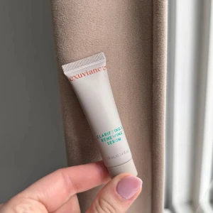 Exuviance - Exuviance Clarifying and Renewing Serum är ett serum som aktivt bidrar till att göra huden klarare, jämnare och med ny lyster. 🩷Den innehåller ingrediensen Niacinamid som motverkar uppkomst av akne, minimerar synlighet av förstorade porer och verkar utjämnande på pigmenteringar. OBS rese förpackning 10 ml. (Nypris ca 479kr 30ml)