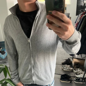 Mango hel zip  - LjusGrå hel zip i storleken S från mango,använts sparsamt o inga defekter.  skriv för frågor och funderingar 
