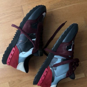 Valentino rockrunners - Säljer feta rockrunners som är i fint skick, låda finns med 