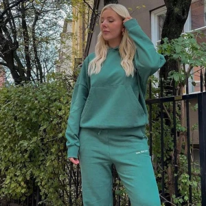 Mjukisbyxor & hoodie - Säljer ett par gröna mjukisbyxor + Hood id med resår i midjan. Byxorna har en avslappnad passform och raka ben, samt fickor på sidorna. Perfekta för en chill look. Även hoodien i en oversized look. Kommer ej till användning tyvärr! Säljs ej längre. Från Linn Ahlborgs varumärke LXA.