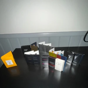 Parfym samples 15st - Sample paket (15 st) Orginalpris 420kr Mitt pris: 350kr Kom dm för styckpris på alla!😁💯 Man får 15st olika parfymer att testa för endast 350kr! Och det är totalt 19,2ml🤩