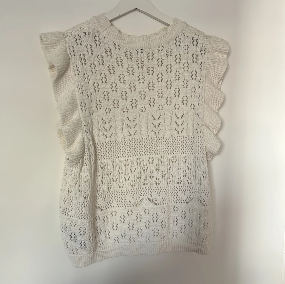 Vit stickad topp med volang från ONLY - 1