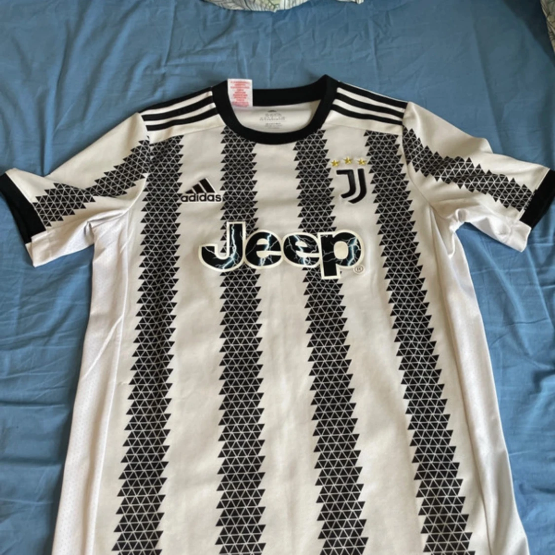 Juventus hemmatröja 2022/23 från Adidas
