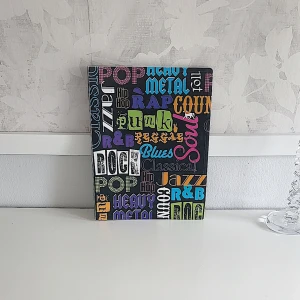 Pärm med tryck 📖 - Perfekt att ha i skolan tex. Den har ett fack och några fläckar på insidan och på baksidan, annars i gott skick! 📖(Vid köp av fler artiklar får du rabatt! Mer om det finns i min profil!)