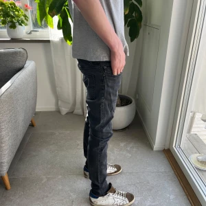 Svarta jeansbyxor från G-Star RAW - Säljer ett par svarta jeansbyxor från G-Star RAW med klassisk femficksdesign och raka ben. Jeansen har normal passform och är tillverkade i denim. Perfekta för dig som gillar stilrena och tidlösa jeans.