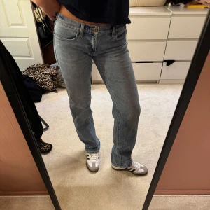 Ljusblå raka jeans - Säljer ett par ljusblå jeans med raka ben. Jeansen har normal passform och är midwaist/lådmidjade 