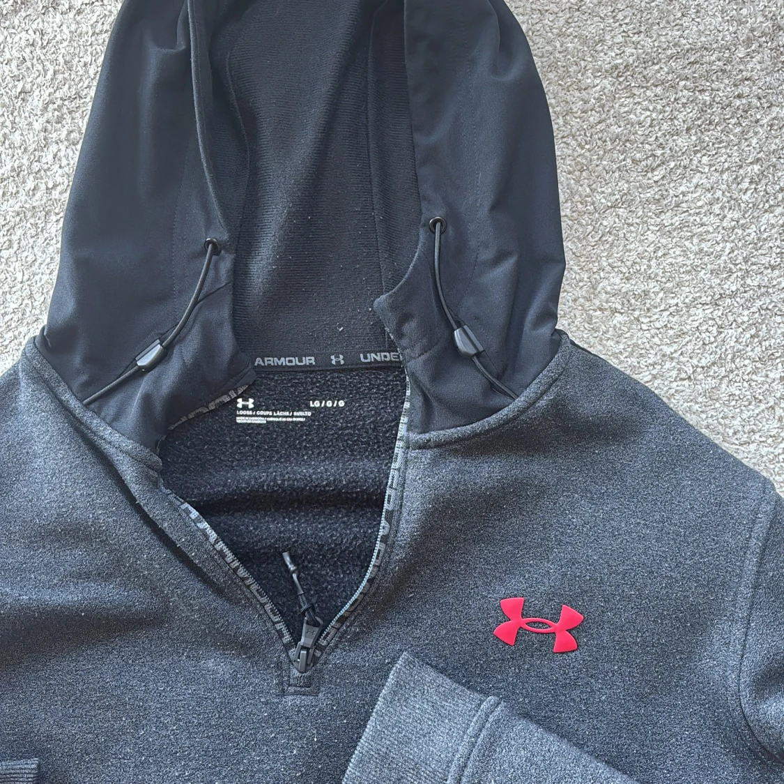 Mörkgrå hoodie från Under Armour - 1