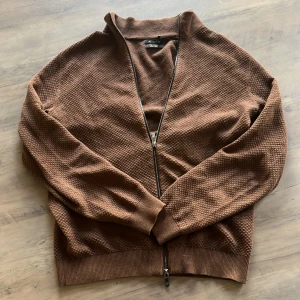 Brun stickad kofta från Massimo Dutti - Säljer en brun stickad kofta från Massimo Dutti i exklusiv kashmirblandning. Tröjan har dragkedja framtill och ribbade muddar vid ärmslut och nederkant. Perfekt för lager-på-lager och stilrena outfits. Nypris 1499kr, priset är diskuterbart.                                Hör av er vid frågor och funderingar🎉🙌