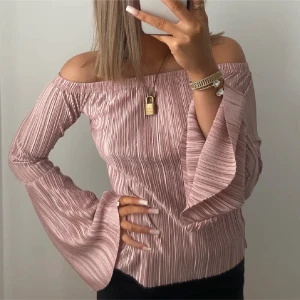 Rosa offshoulder topp med vida ärmar. (Inte mina bilder)💞 - Säljer en ljusrosa offshoulder topp med plisserat tyg och vida trumpetärmar från NLY.Toppen har en snygg, figurnära passform och är perfekt för att skapa en trendig look.säljer pågrund av ej använt och kommer ej till användning 🩷