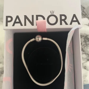 Pandora armband med tre berlocker - Säljer ett armband från Pandora med tre olika berlocker. Fick det i julklapp ,knappt använt. ❤️