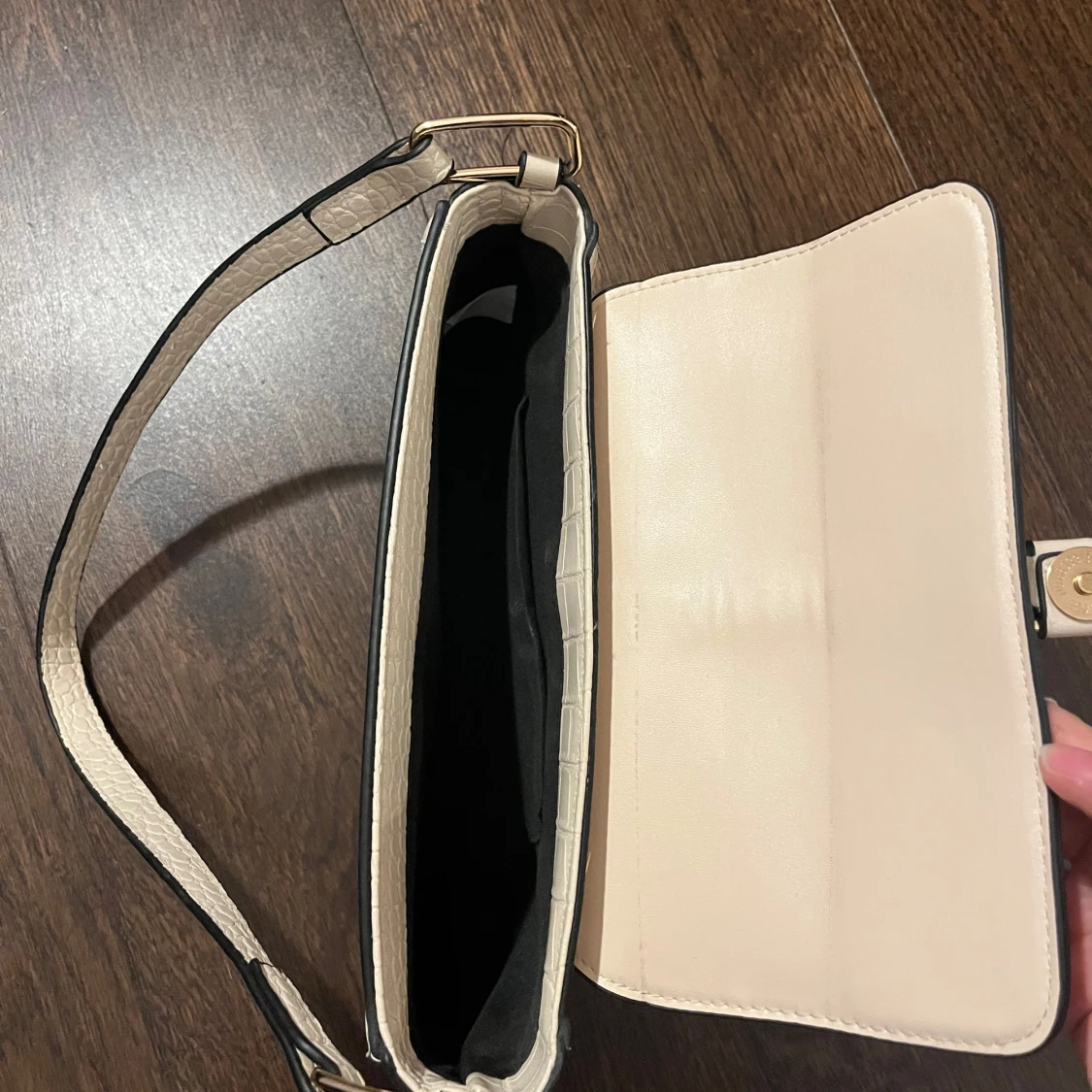 Beige axelväska med krokodilpräglat mönster - 2