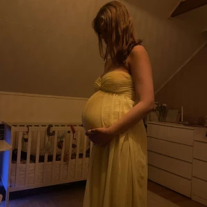 Gul axelbandslös klänning från Nelly Trend - Säljer en solgul axelbandslös klänning från Nelly Trend med draperad överdel och vackert fall. Perfekt för sommarens alla tillfällen. Klänningen har en twistad detalj upptill och är gjord i ett lätt, luftigt material. Den är i storlek L men jag tycker den är liten i storleken. Köparen står för frakt ifall vi inte kommer överens om något annat❤️