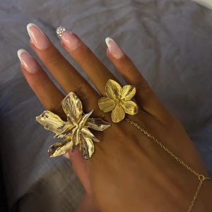 Guldiga statementringar med kedja - Unika guldiga ringar i olika former, inklusive blommor, skalbagge och klassiska band. Dem flesta är justerbara förutom dem sista antingen köpa alla för 150 eller kom med eget pris på dem du är intresserade av