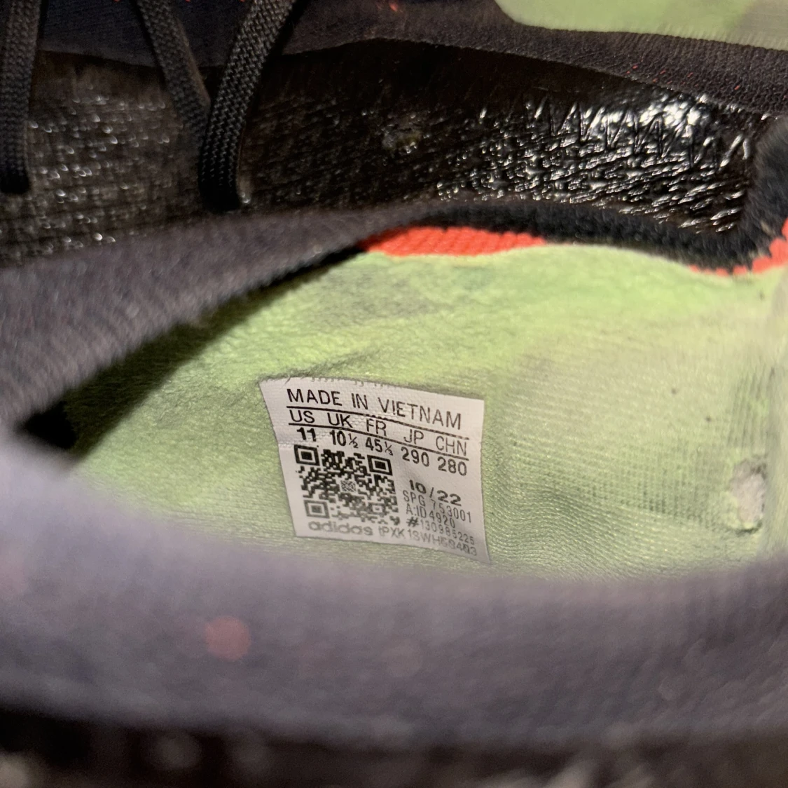 Svarta fotbollsskor från Adidas med röda ränder - 4