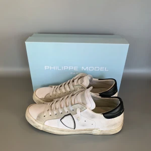 Philippe Model skor - Tja, säljer nu dessa sjukt feta Philippe Model skor i otroligt bra skick, box tillkommer, dom är självklart äkta, först till kvarn!!