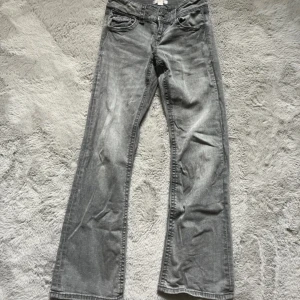 Grå bootcut jeans - Jeans i storlek 158. Köpte på ginatricot och har används men inte så mycket. Ser helt ny but bara att den är lite sliten där nere som jag har tagit bild på. Priset kan diskuteras