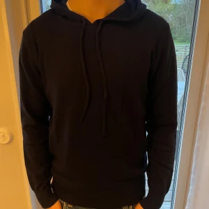 Kashmir/Merinoull Hoodie - En riktigt snygg mörkblå Kashmir/Merinoull Hoodie i storlek S!🌟Modellen är 178cm! Bara använd 1 gång, nyskick! Hör av dig vid intresse eller minsta fundering!😊