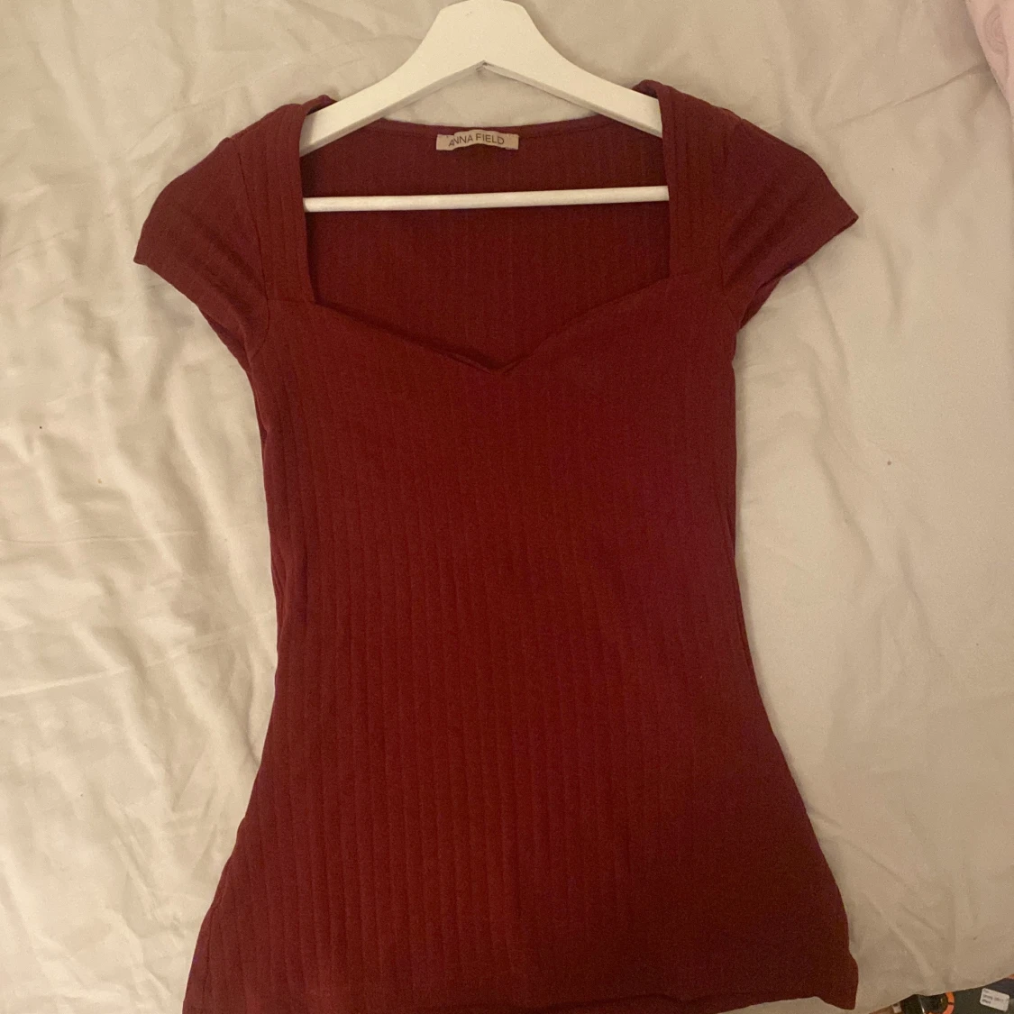 Vinröd ribbad topp från Anna Field
