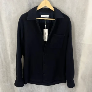 Samsoe overshirt - Riktigt soft overshirt av samsoe samsoe. Helt ny med tags. Perfekt för våren. Modellen är 185, storlek M. 
