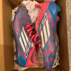 Adidas F50  - Säljer ett par Adidas F50,Skorna är använda et fåtal gånger då dom var för stora för mig. (Strlk 41,3) 