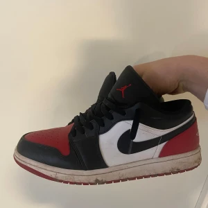 Nike Air Jordan 1 Low (Bread toe) - Säljer ett par Nike Air Jordan 1 Low då dem inte används längre köptes i Zürich i slutet av förra sommaren (kvitto finns)   Köpta för 170 chf                                    Inte alls använda mycke bara vid lite finare tillfälle Hör av dig vid funderingar känd sänka priset vid snabb o smidig affär