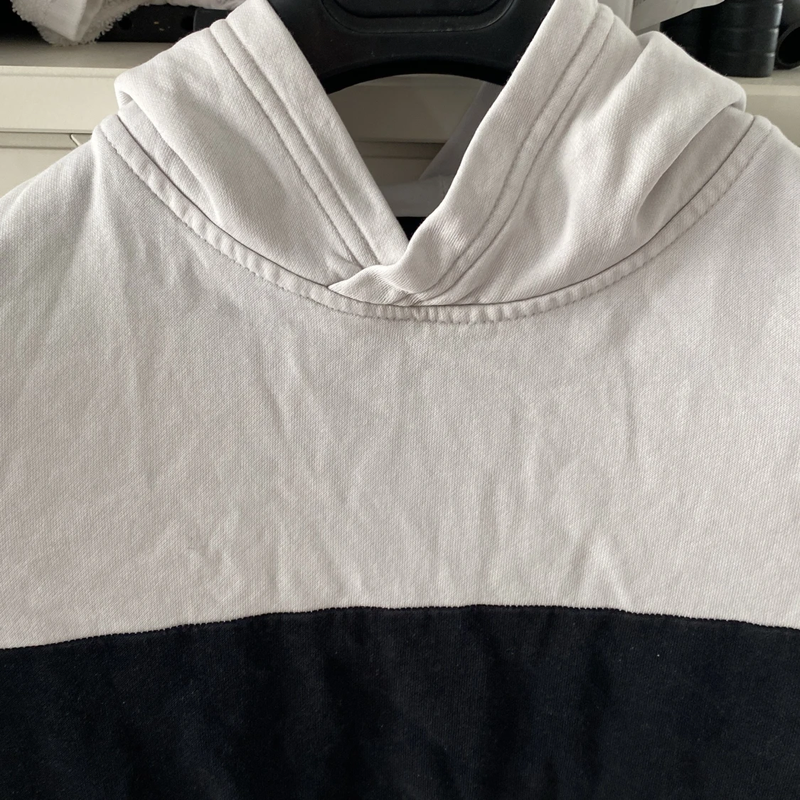 Vit och svart hoodie med bred rand barn 122/128 - 2