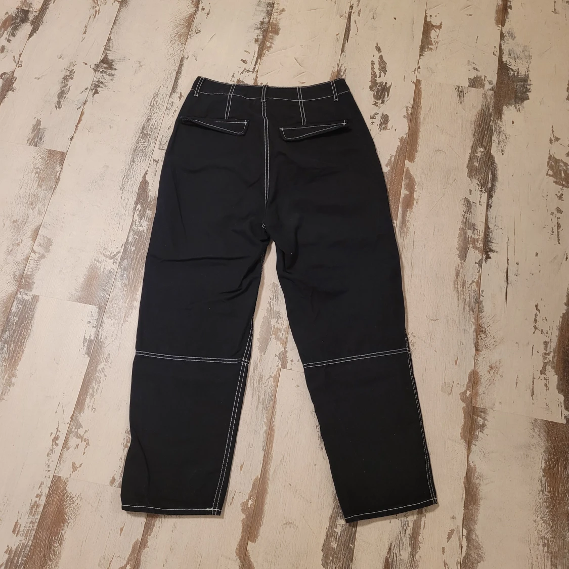 Svarta byxor med vita sömmar från H&M Divided st 40 - 1