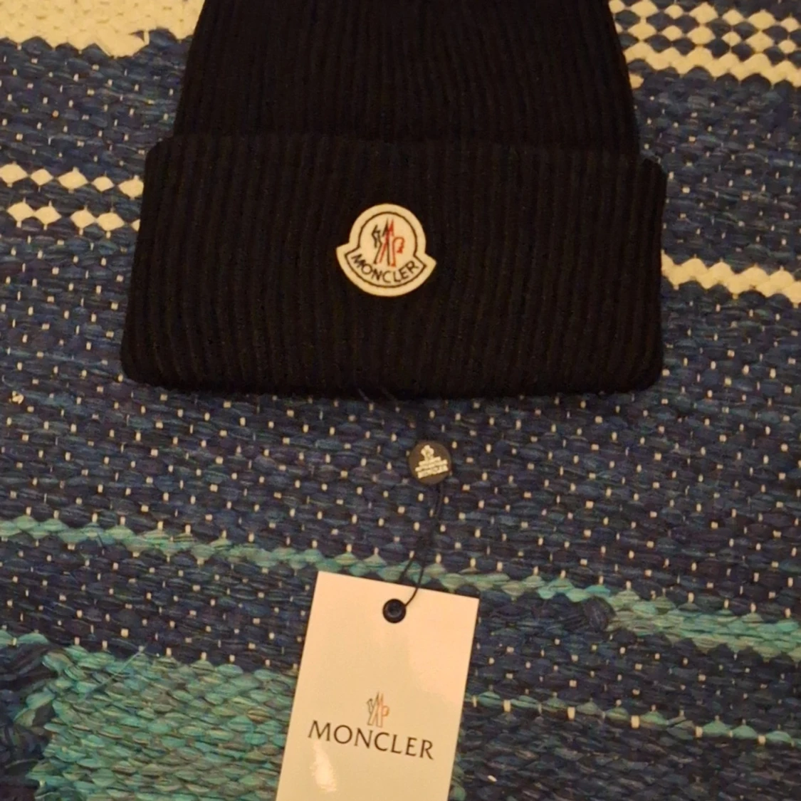 Svart ribbad mössa från Moncler - 2