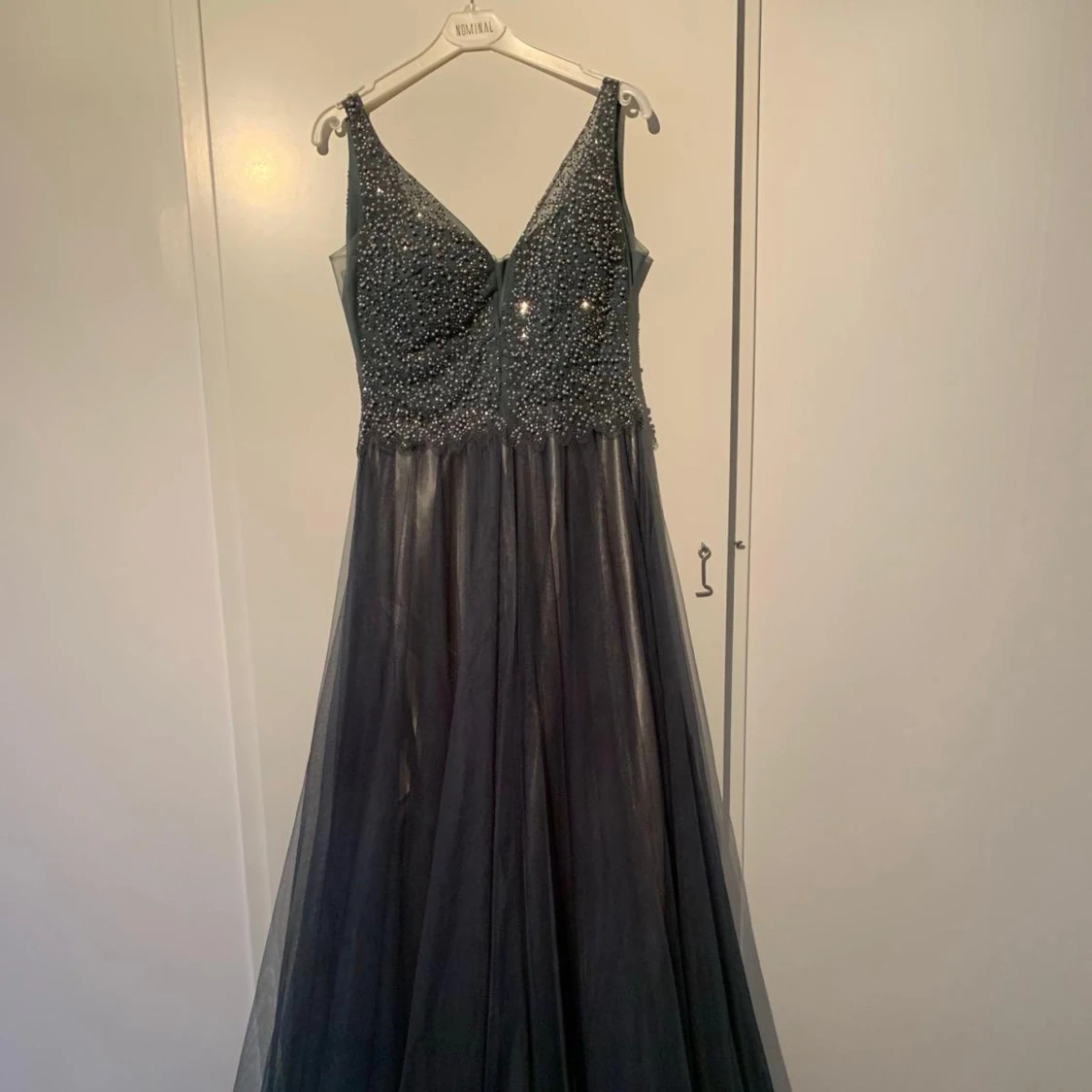 Glittrig långklänning med pärlor