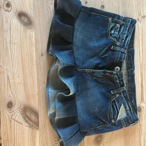 Jeanskjol med volang från replay - Säljer en cool jeanskjol från replay med volang nertill. Kjolen har klassiska fickor fram och bak, snygga gula sömmar och en liten broderad detalj på bakfickan. Perfekt för dig som gillar denim med en twist. Omsydd själv till en kjol. Snyggt och proffsigt sydd. Storlek S/M. Priset kan sänkas vid snabb affär