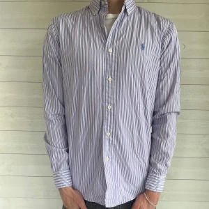 Randig Ralph Lauren skjorta  - Randig Ralph Lauren skjorta| Skick: 9/10 Storlek:S Hör av er vid minsta fundering! 