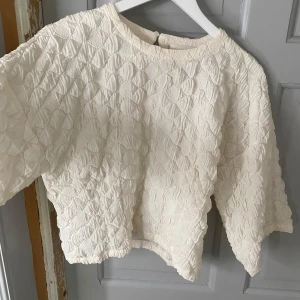 Trekvartsärmad blus - Säljer denna söta blus/topp från Carin Wester! Endast använd en gång, i jättefint skick. Superfin passform med intagen midja och trekvartsärm.