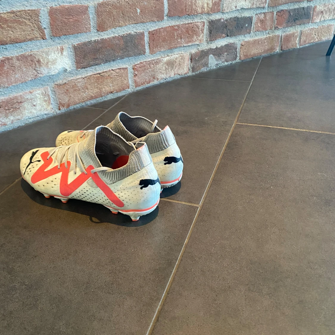 Vit och röda Puma fotbollsskor - 3