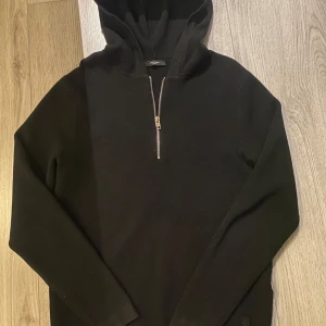 Svart half zip hoddie från jack&jones  - Mycket bra, har använt den typ 5 gånger 