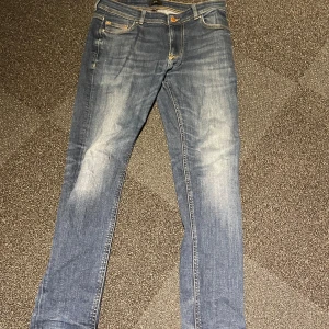 Blå jeans från River Island - Riktigt snygga jeans från river Island i storlek 30/30. Lite uttöjda runt skrevet men inget man tänker på! Nypris ca 800-900kr!