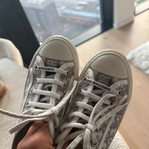 Sneakers  - Fint skick passar 37-38. Använda fåtal gånger och kostar 10 tusen nya 