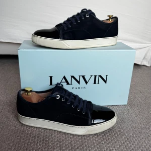 Lanvin Cap Toe Navy  - Säljer dessa Lanvin i mörk blå med lack tå i storlek 9 (43). De är stora i storleken och passar en normal 44a. 