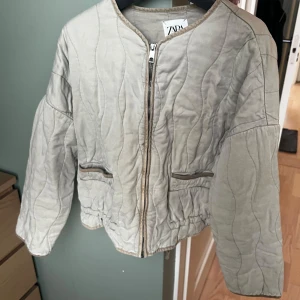 Beige quiltad bomberjacka från ZARA - Bomberjacka från ZARA i storlek S med elastisk nederkant för en snygg passform. 🥰
