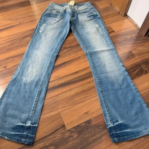 Jeans - Lågmidjade jeans men fina fickor! Inga synliga defekter. Midjemått tvärs över ca 33cm och innerbenslängd ca 80cm. Pris kan diskyteras vid snabb affär. Hör av dig vid frågor eller prisförslag❤️