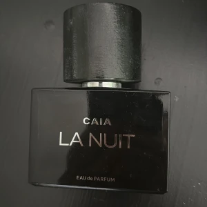 CAIA La Nuit Eau de Parfum - Säljer en elegant parfymflaska från CAIA, modellen La Nuit. Endast använd fåtal gånger